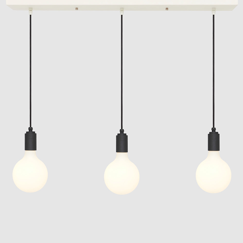 Lineaire hanglamp met drie lampen + 8W G125 globe